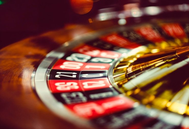 Tampilan meja roulette live dengan dealer profesional